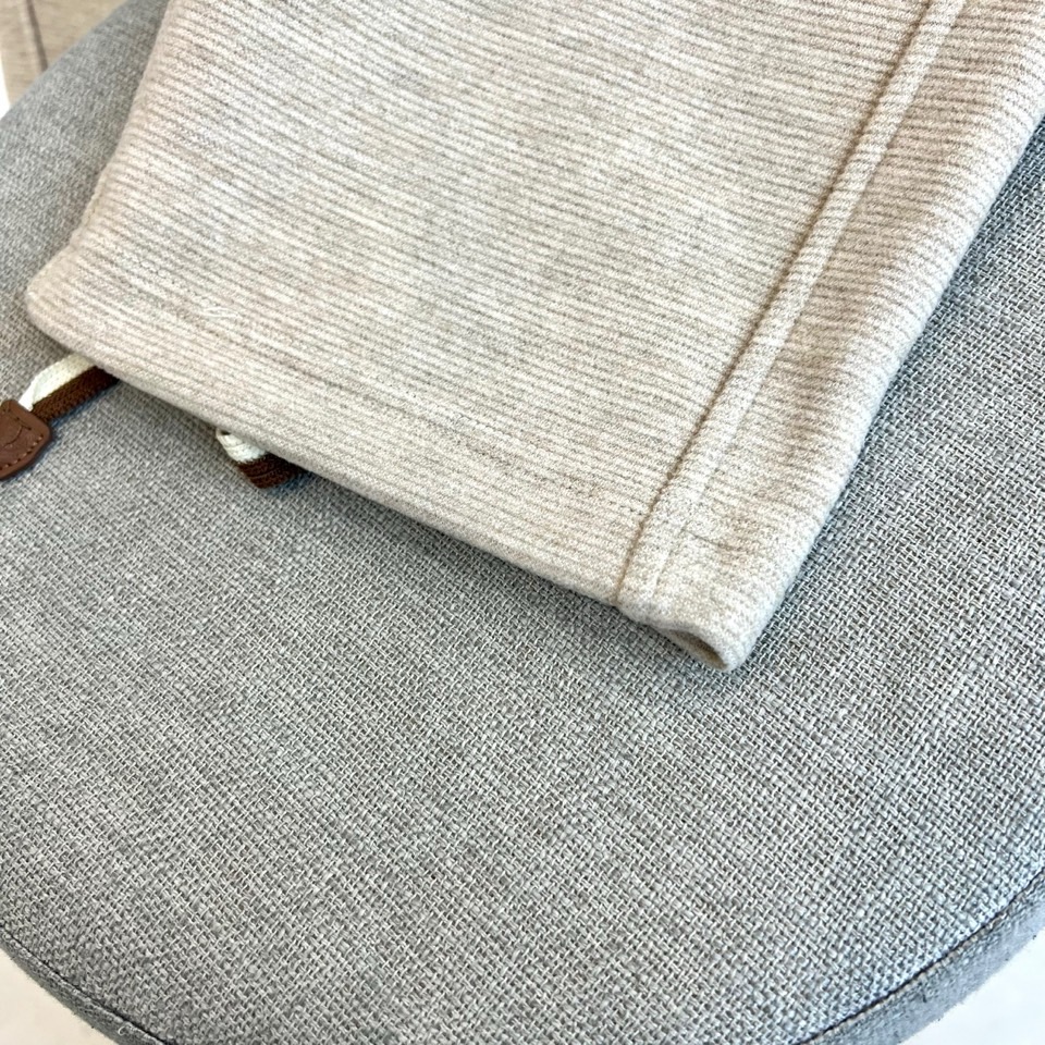 Loro Piana诺悠翩雅、2025秋冬加厚休闲裤，以经典浅灰色诠释从容舒适的冬日格调。款式采用简约直