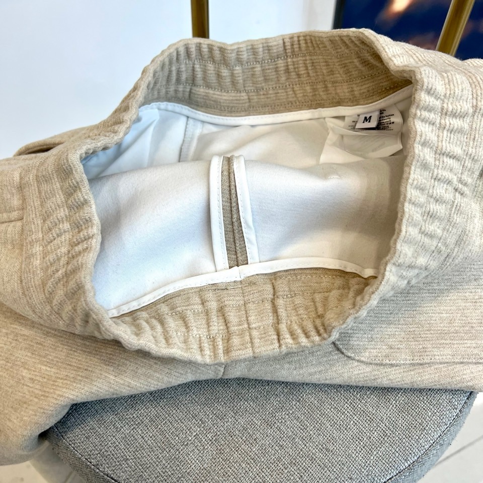 Loro Piana诺悠翩雅、2025秋冬加厚休闲裤，以经典浅灰色诠释从容舒适的冬日格调。款式采用简约直