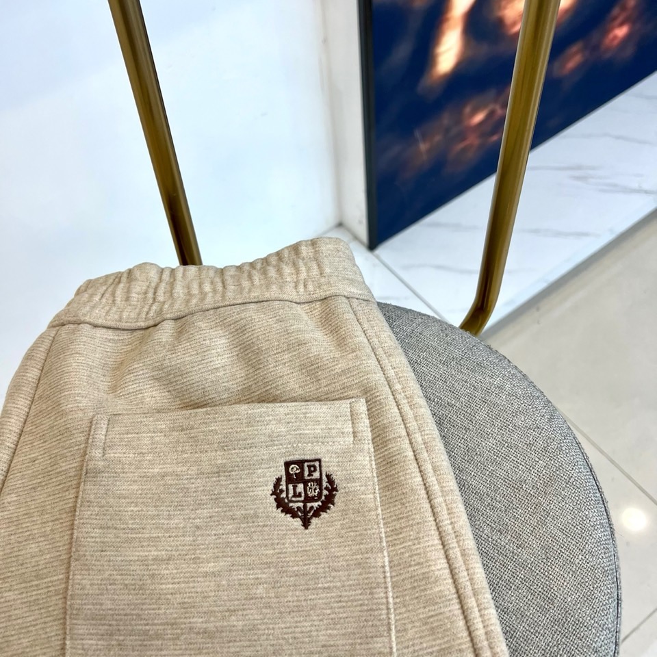 Loro Piana诺悠翩雅、2025秋冬加厚休闲裤，以经典浅灰色诠释从容舒适的冬日格调。款式采用简约直