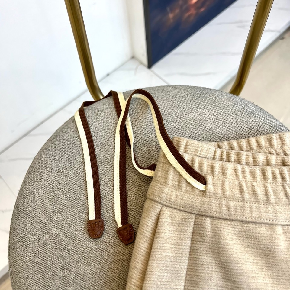 Loro Piana诺悠翩雅、2025秋冬加厚休闲裤，以经典浅灰色诠释从容舒适的冬日格调。款式采用简约直