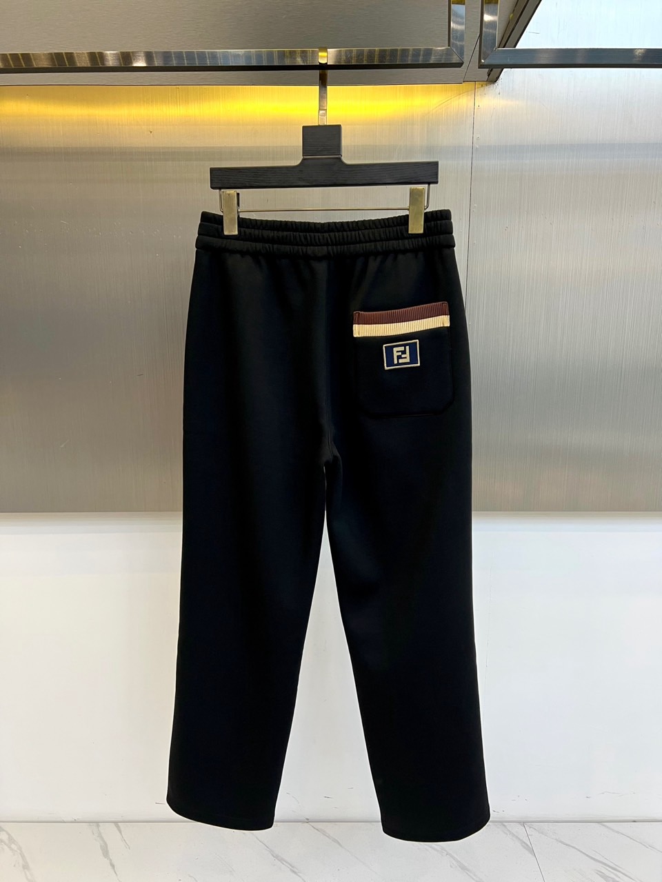 Fend芬迪、2025秋冬新品加绒加厚长裤，以简约设计诠释低调奢华。款式采用流畅的直筒廓形，腰部为舒适松