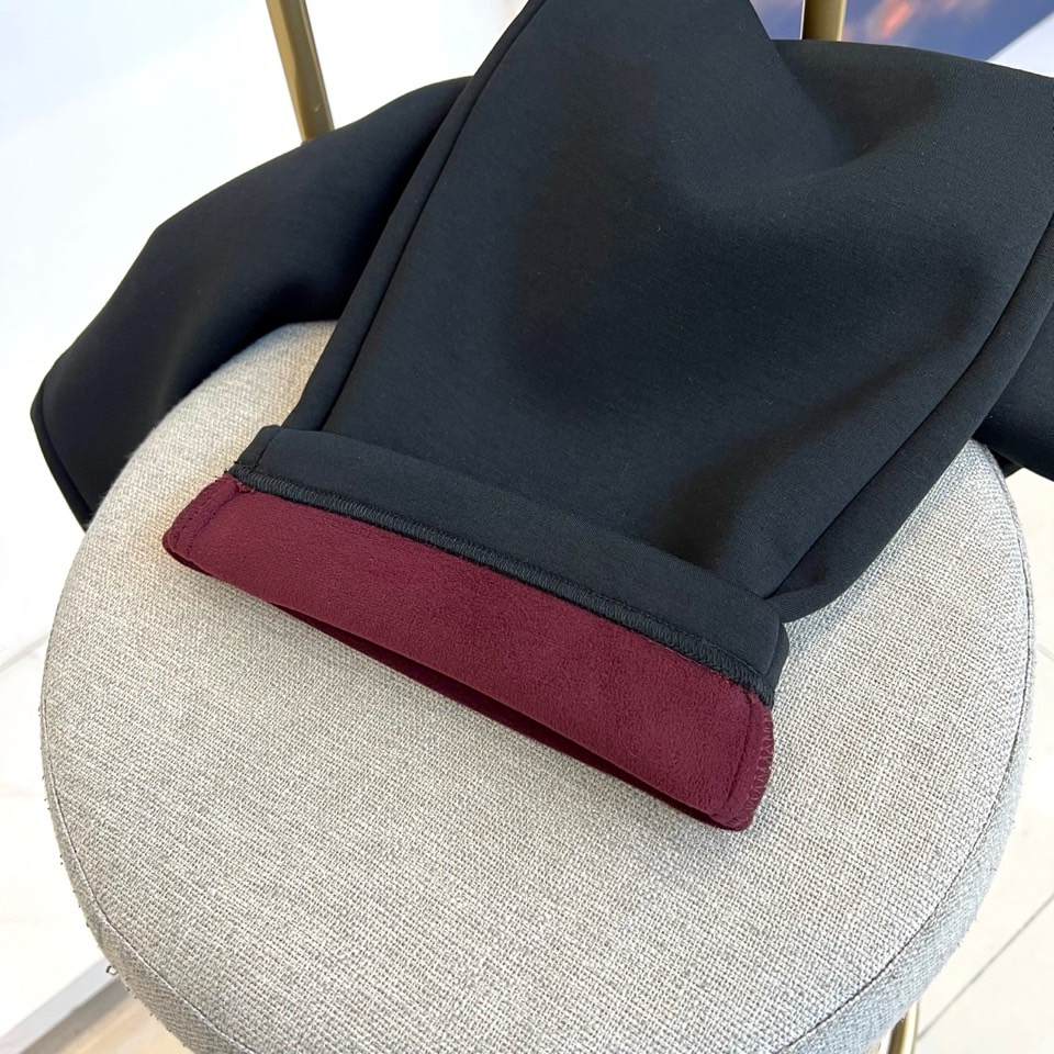 Fend芬迪、2025秋冬新品加绒加厚长裤，以简约设计诠释低调奢华。款式采用流畅的直筒廓形，腰部为舒适松