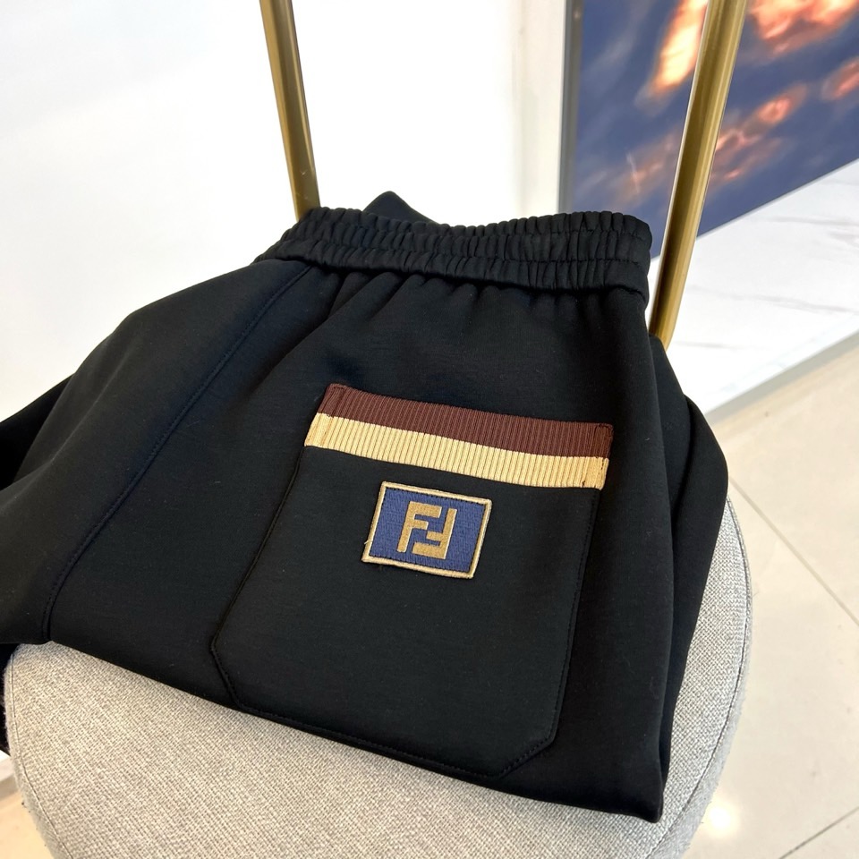 Fend芬迪、2025秋冬新品加绒加厚长裤，以简约设计诠释低调奢华。款式采用流畅的直筒廓形，腰部为舒适松