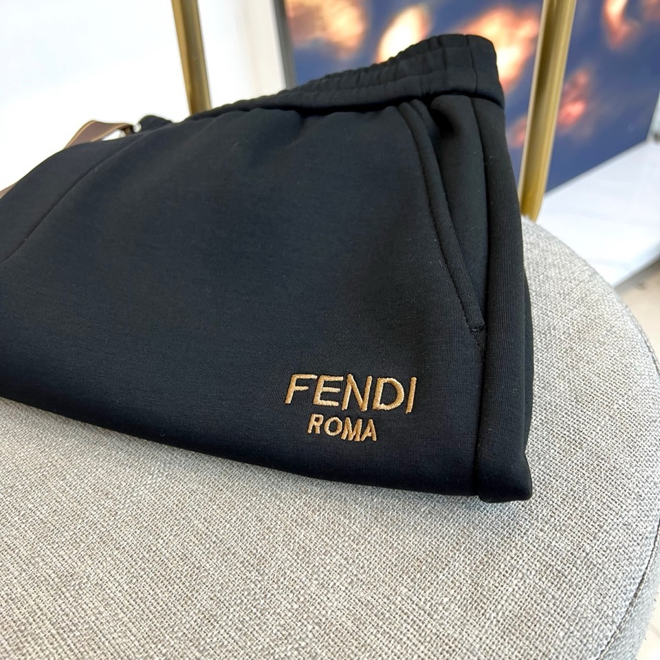 Fend芬迪、2025秋冬新品加绒加厚长裤，以简约设计诠释低调奢华。款式采用流畅的直筒廓形，腰部为舒适松