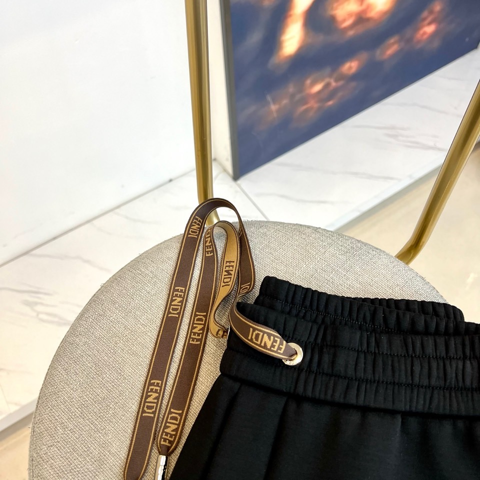 Fend芬迪、2025秋冬新品加绒加厚长裤，以简约设计诠释低调奢华。款式采用流畅的直筒廓形，腰部为舒适松