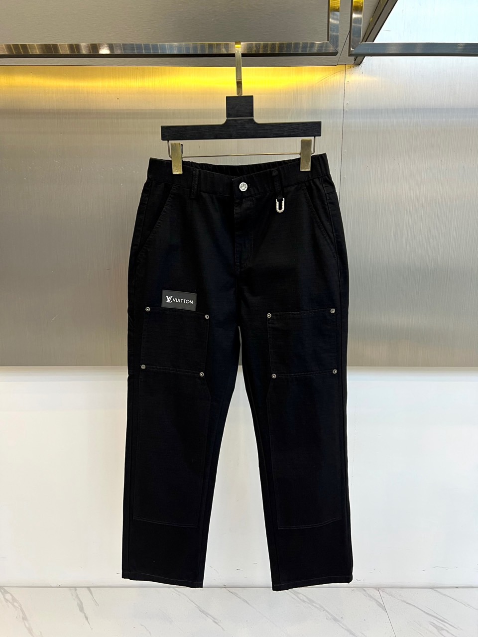 1v威登、2025秋冬男士系列，以军绿色宽松长裤诠释兼具实用与奢华的工装美学。款式采用宽松直筒廓形，确保