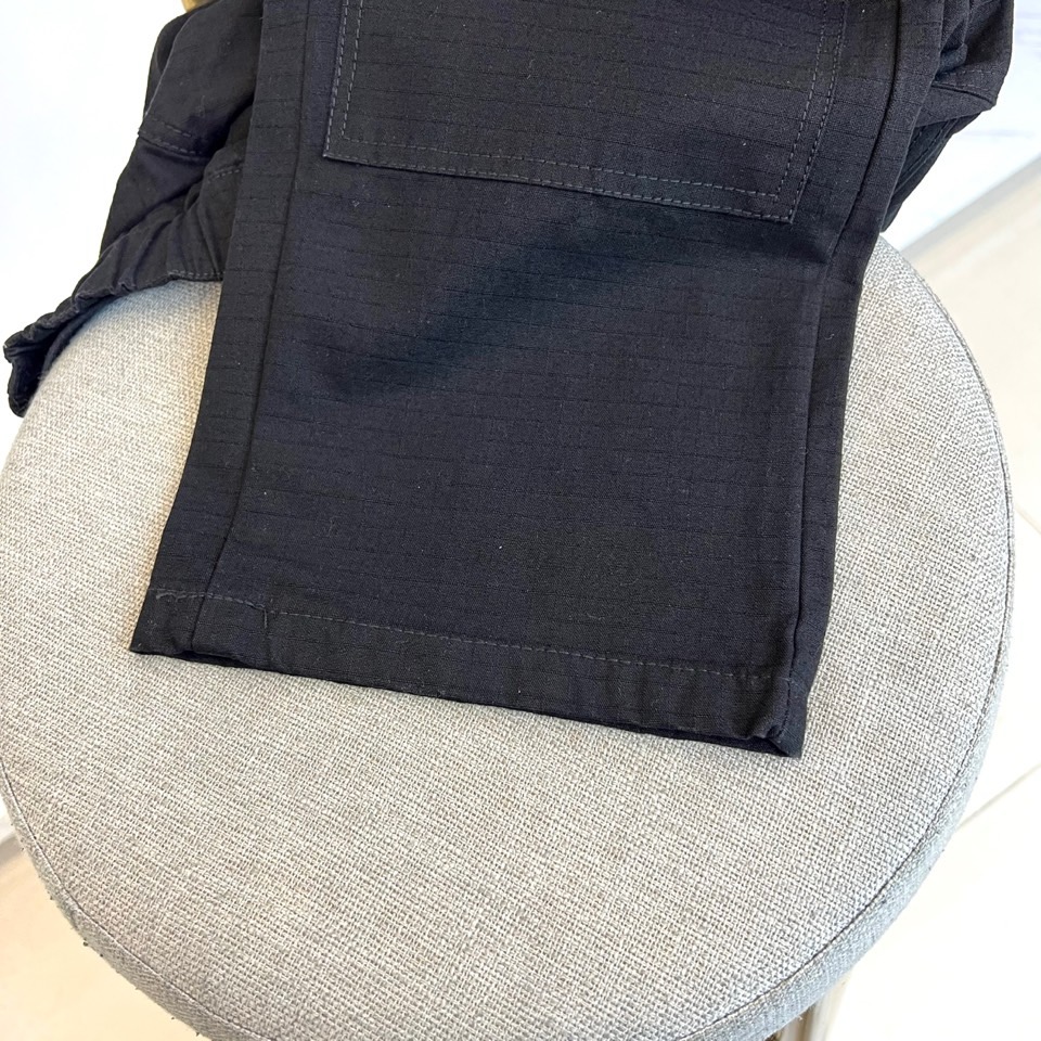 1v威登、2025秋冬男士系列，以军绿色宽松长裤诠释兼具实用与奢华的工装美学。款式采用宽松直筒廓形，确保