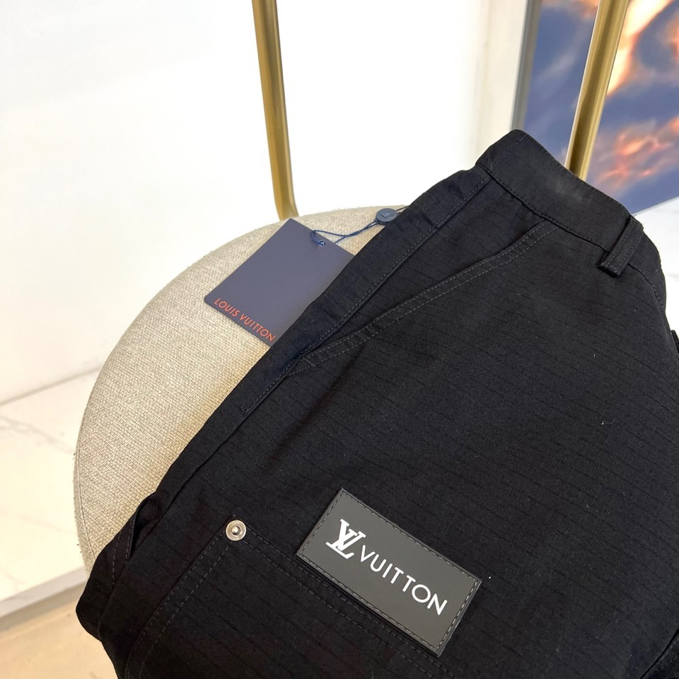 1v威登、2025秋冬男士系列，以军绿色宽松长裤诠释兼具实用与奢华的工装美学。款式采用宽松直筒廓形，确保