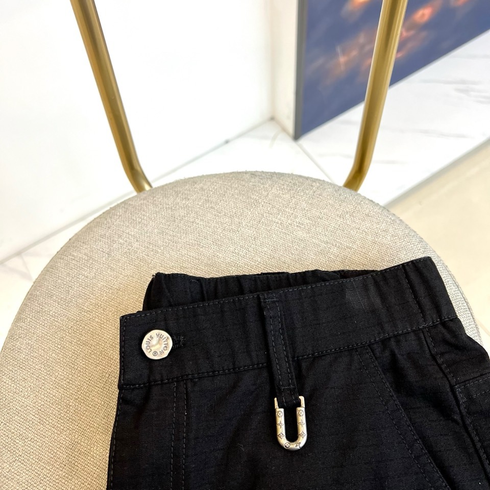 1v威登、2025秋冬男士系列，以军绿色宽松长裤诠释兼具实用与奢华的工装美学。款式采用宽松直筒廓形，确保