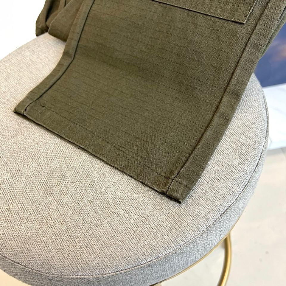 1v威登、2025秋冬男士系列，以军绿色宽松长裤诠释兼具实用与奢华的工装美学。款式采用宽松直筒廓形，确保