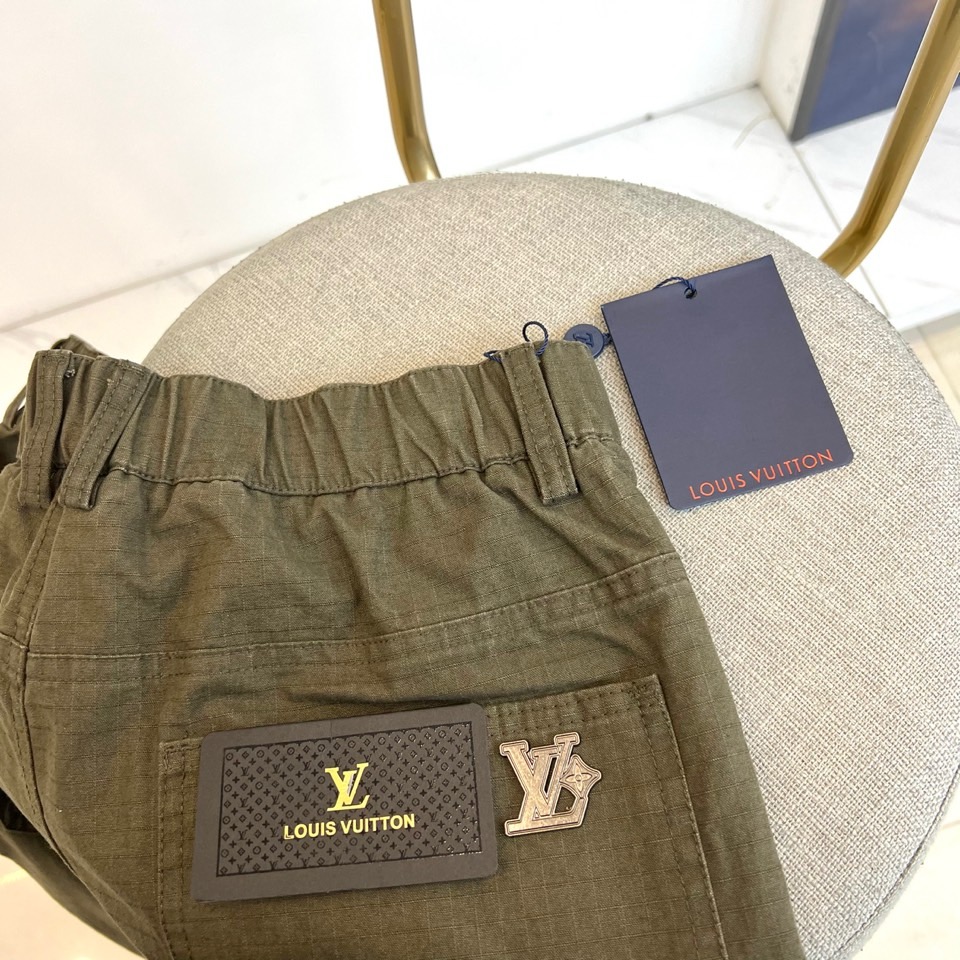 1v威登、2025秋冬男士系列，以军绿色宽松长裤诠释兼具实用与奢华的工装美学。款式采用宽松直筒廓形，确保