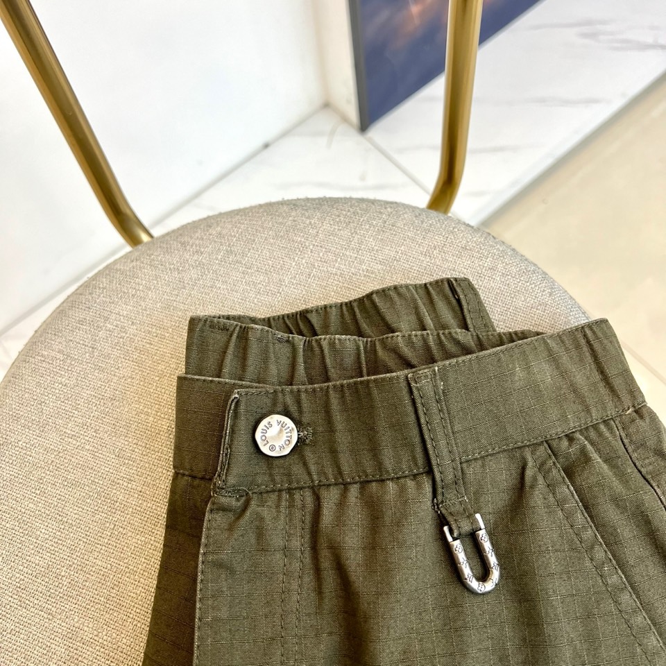 1v威登、2025秋冬男士系列，以军绿色宽松长裤诠释兼具实用与奢华的工装美学。款式采用宽松直筒廓形，确保