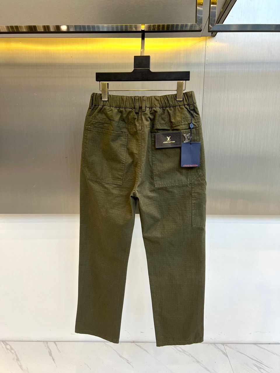 1v威登、2025秋冬男士系列，以军绿色宽松长裤诠释兼具实用与奢华的工装美学。款式采用宽松直筒廓形，确保