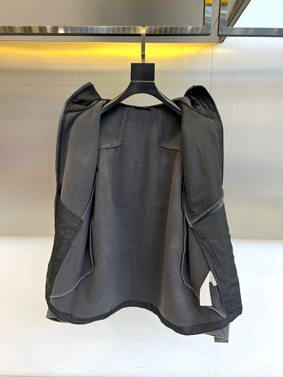 始祖鸟、这件连帽夹克以简约的现代设计，将实用功能与都市时尚感巧妙融合。其流畅的立体剪裁勾勒出利落修身廓形