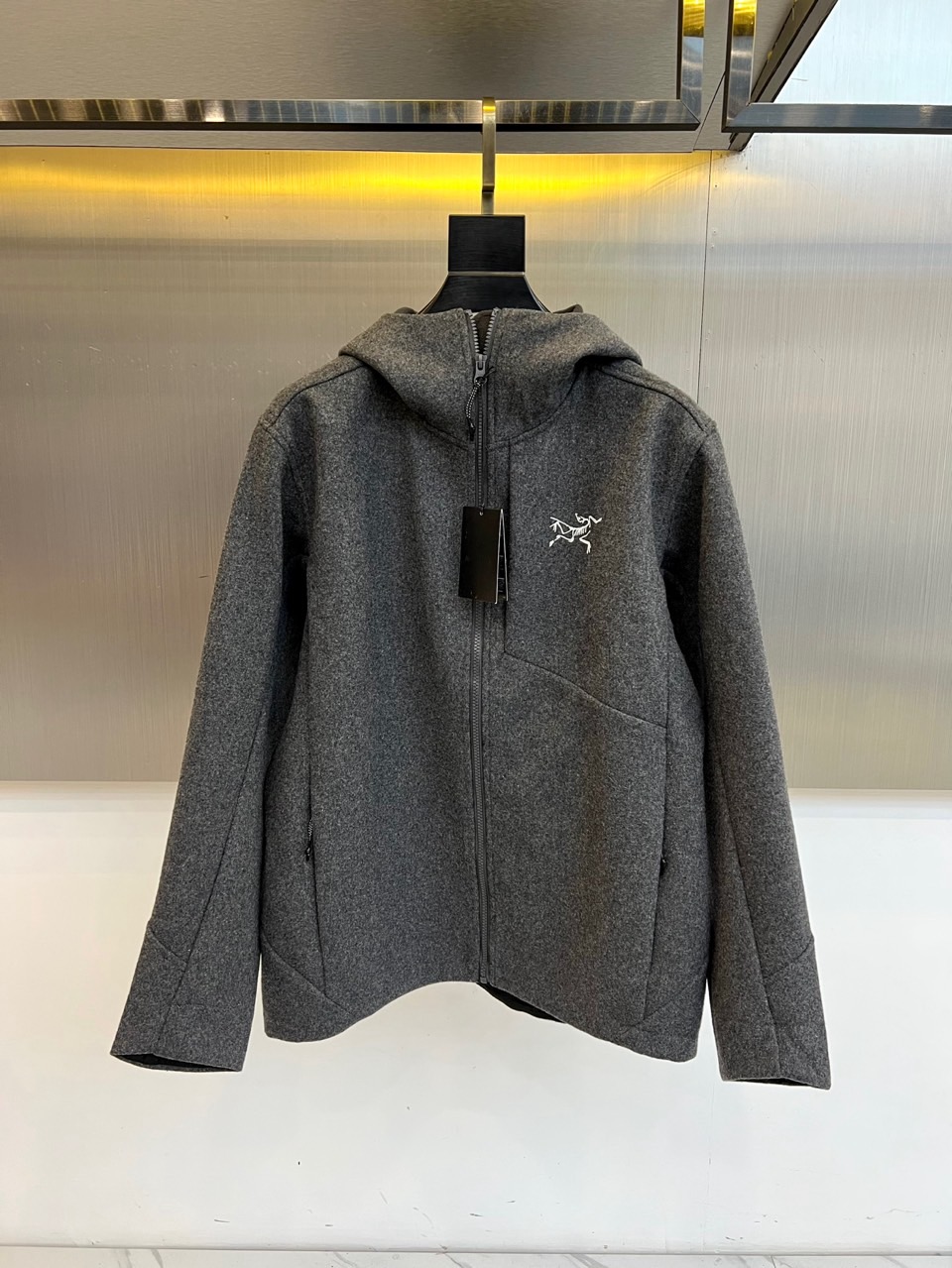 始祖鸟、这件连帽夹克以简约的现代设计，将实用功能与都市时尚感巧妙融合。其流畅的立体剪裁勾勒出利落修身廓形