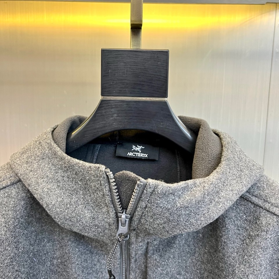 始祖鸟、这件连帽夹克以简约的现代设计，将实用功能与都市时尚感巧妙融合。其流畅的立体剪裁勾勒出利落修身廓形