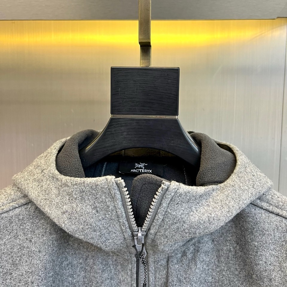 始祖鸟、这件连帽夹克以简约的现代设计，将实用功能与都市时尚感巧妙融合。其流畅的立体剪裁勾勒出利落修身廓形