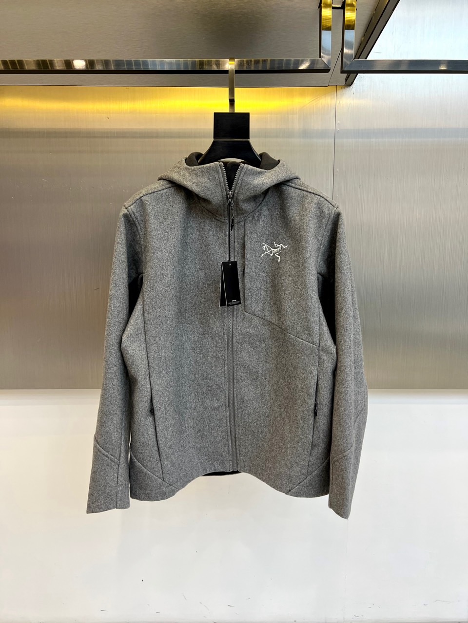 始祖鸟、这件连帽夹克以简约的现代设计，将实用功能与都市时尚感巧妙融合。其流畅的立体剪裁勾勒出利落修身廓形