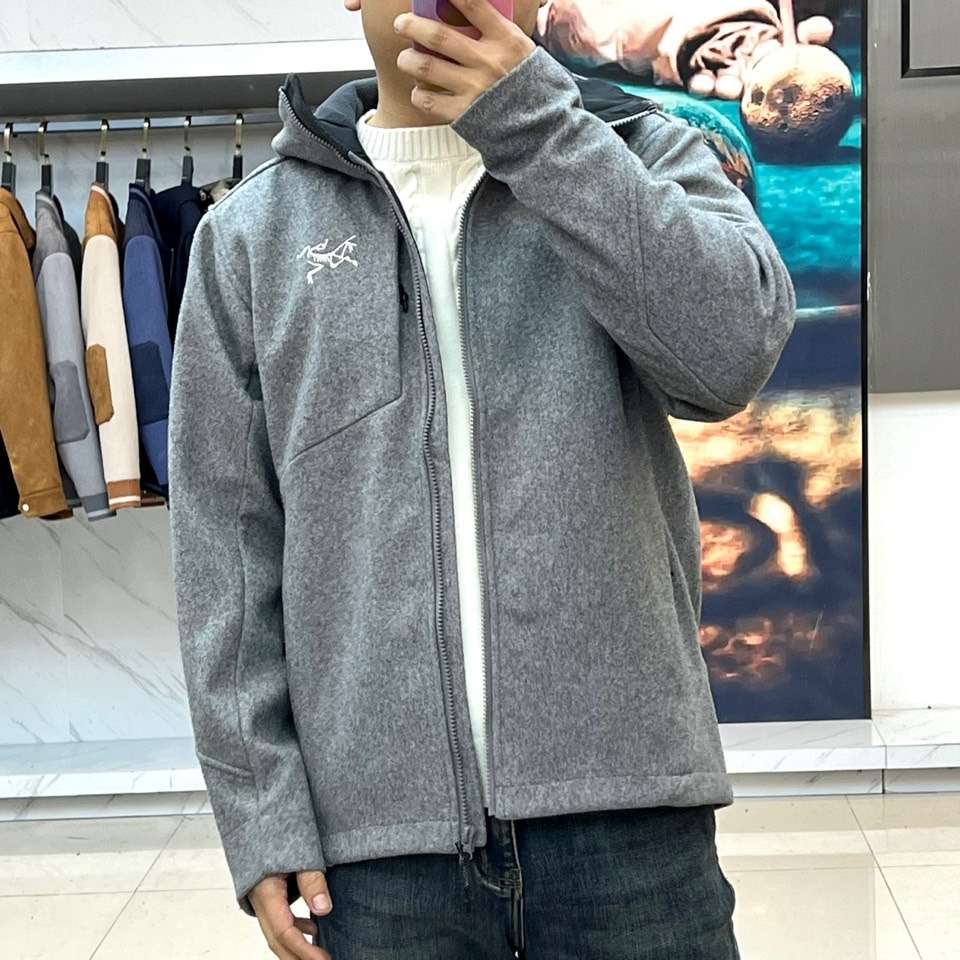 始祖鸟、这件连帽夹克以简约的现代设计，将实用功能与都市时尚感巧妙融合。其流畅的立体剪裁勾勒出利落修身廓形