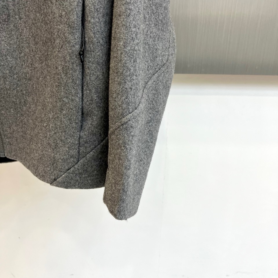 始祖鸟、这件连帽夹克以简约的现代设计，将实用功能与都市时尚感巧妙融合。其流畅的立体剪裁勾勒出利落修身廓形