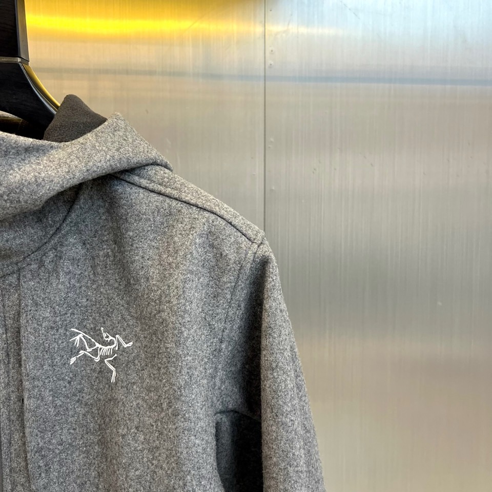 始祖鸟、这件连帽夹克以简约的现代设计，将实用功能与都市时尚感巧妙融合。其流畅的立体剪裁勾勒出利落修身廓形