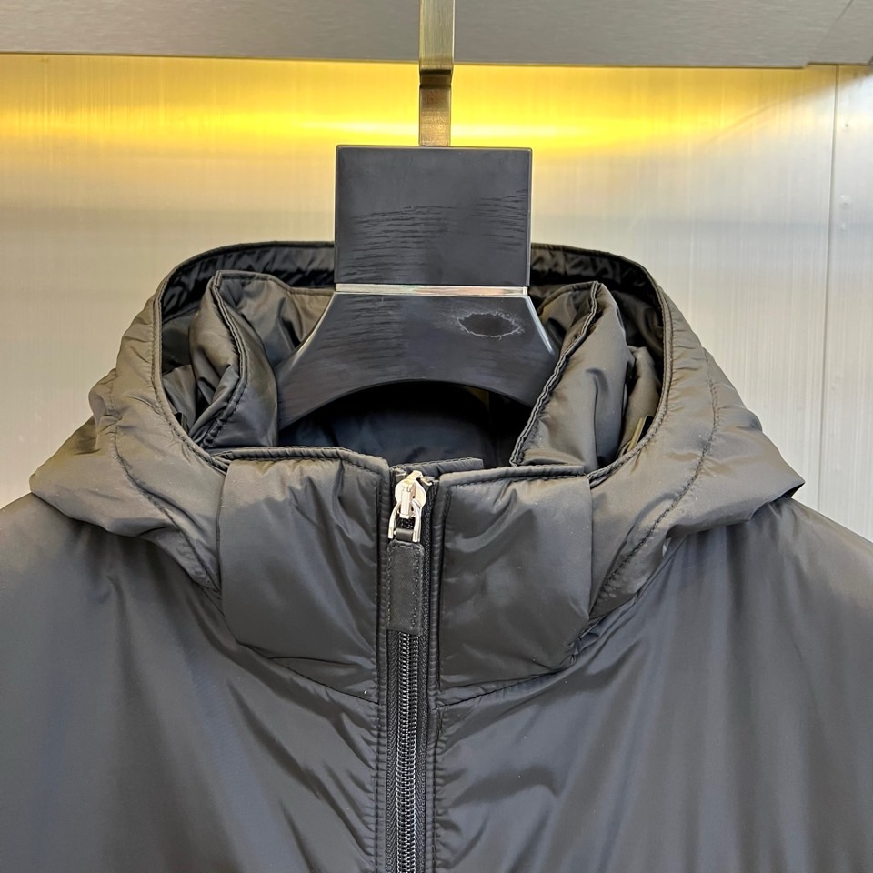 Prada/普拉（鹅绒/配皮牛皮）、兜帽再生尼龙男士连帽Re-Nylon羽绒夹克外套 经典百搭连帽款 拉