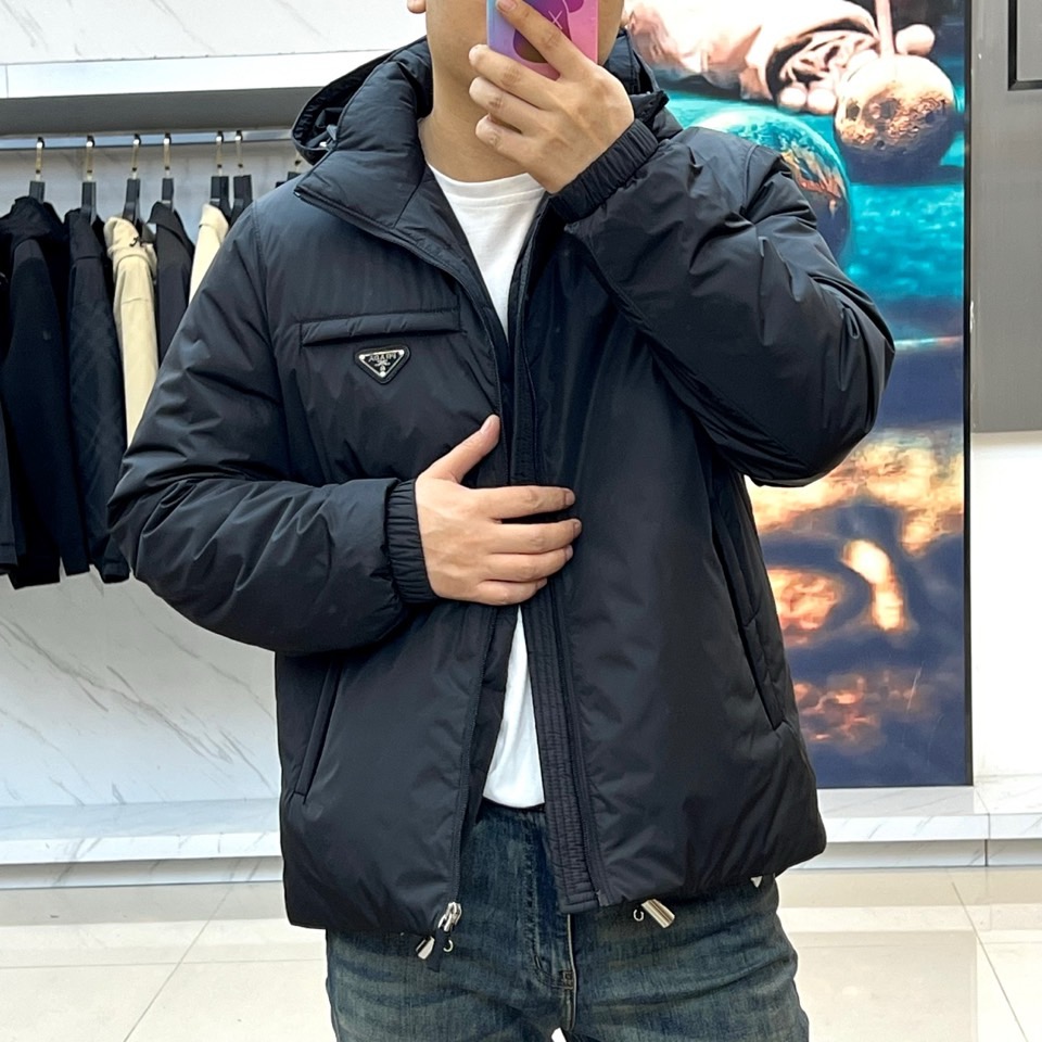 Prada/普拉（鹅绒/配皮牛皮）、兜帽再生尼龙男士连帽Re-Nylon羽绒夹克外套 经典百搭连帽款 拉