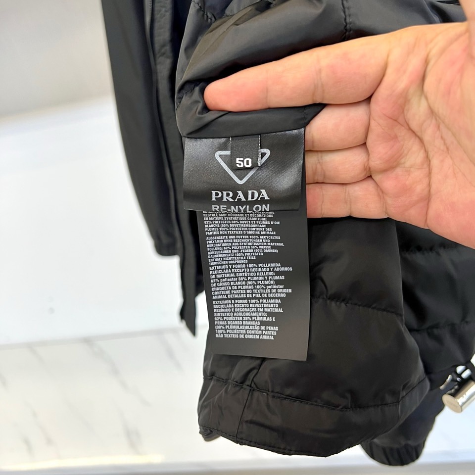 Prada/普拉（鹅绒/配皮牛皮）、兜帽再生尼龙男士连帽Re-Nylon羽绒夹克外套 经典百搭连帽款 拉