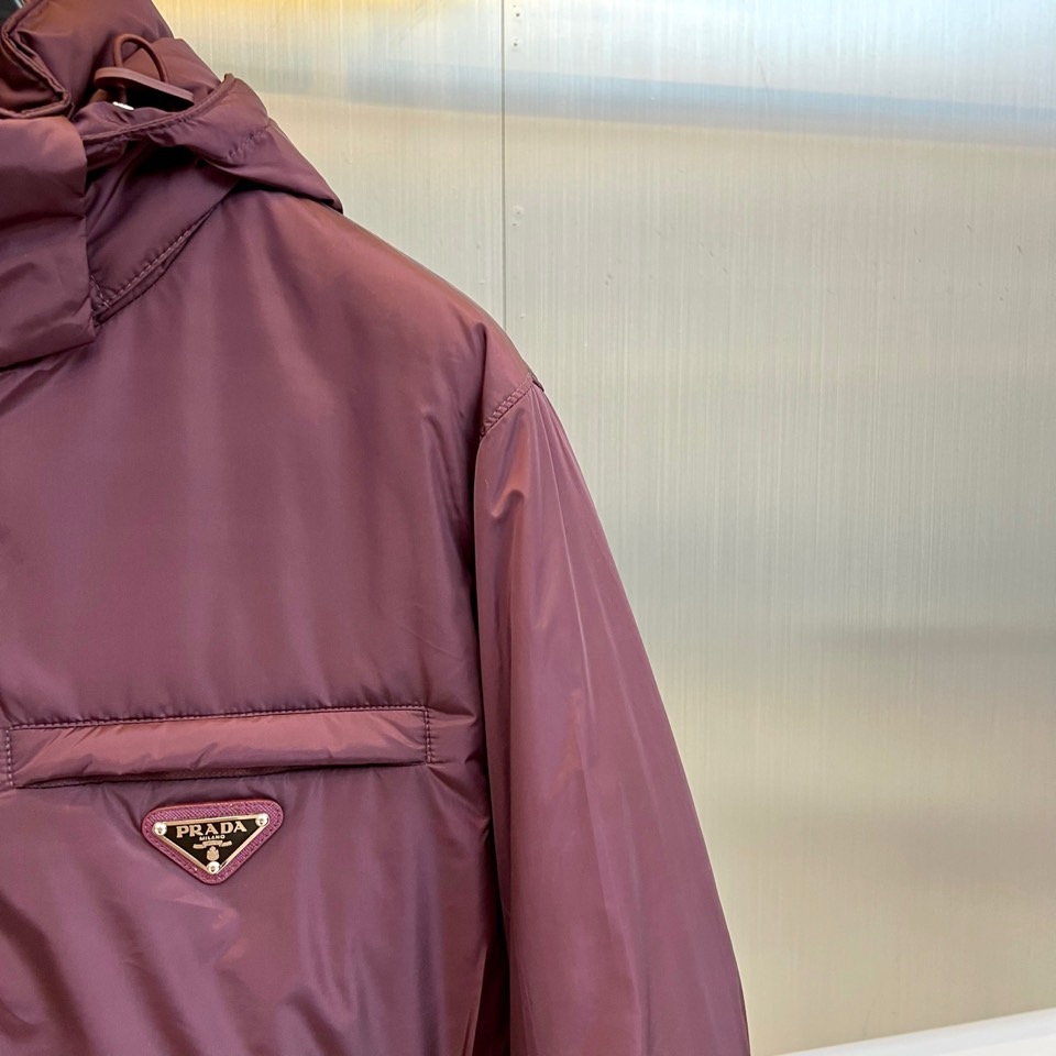 Prada/普拉（鹅绒/配皮牛皮）、兜帽再生尼龙男士连帽Re-Nylon羽绒夹克外套 经典百搭连帽款 拉