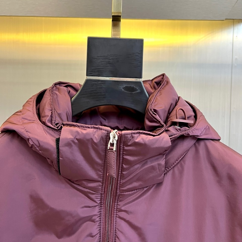 Prada/普拉（鹅绒/配皮牛皮）、兜帽再生尼龙男士连帽Re-Nylon羽绒夹克外套 经典百搭连帽款 拉