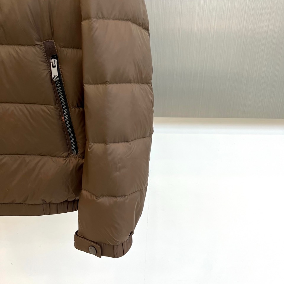 Zegna杰尼亚、2025秋冬男士羽绒服，以深邃棕色诠释经典与功能并存的高阶美学。款式采用利落的立领设计