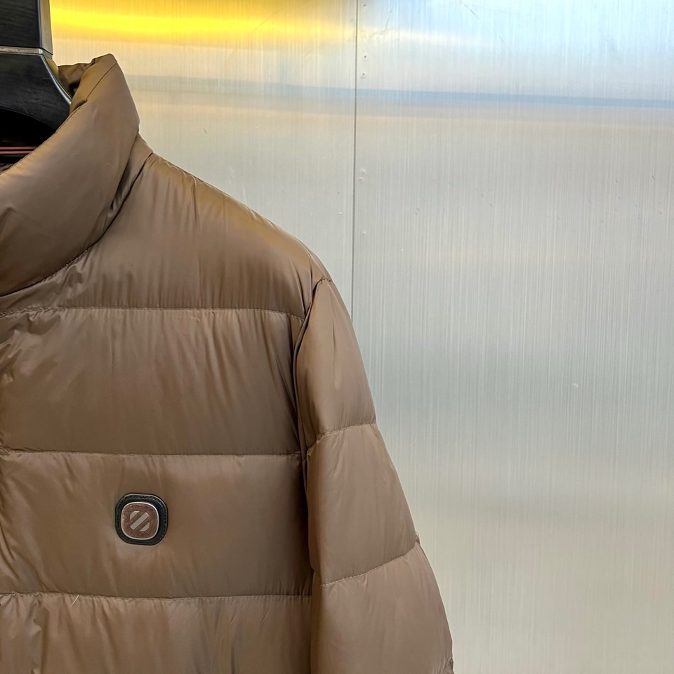 Zegna杰尼亚、2025秋冬男士羽绒服，以深邃棕色诠释经典与功能并存的高阶美学。款式采用利落的立领设计