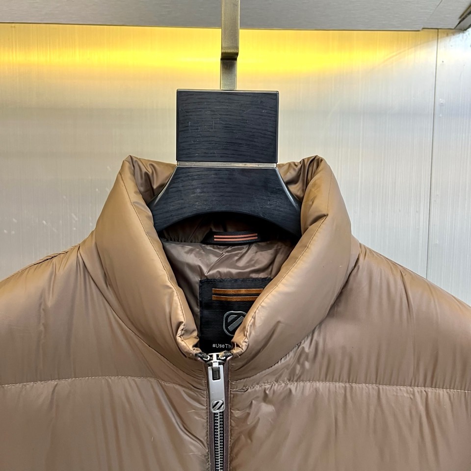 Zegna杰尼亚、2025秋冬男士羽绒服，以深邃棕色诠释经典与功能并存的高阶美学。款式采用利落的立领设计