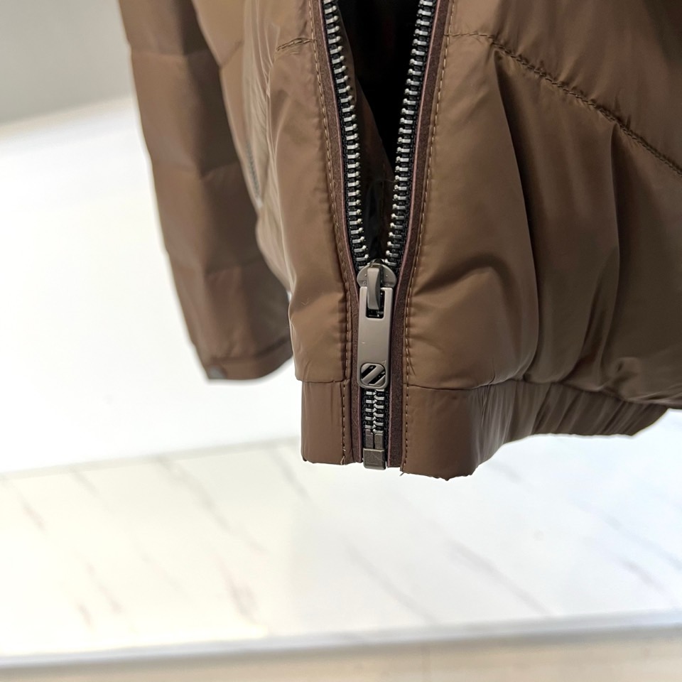 Zegna杰尼亚、2025秋冬男士羽绒服，以深邃棕色诠释经典与功能并存的高阶美学。款式采用利落的立领设计