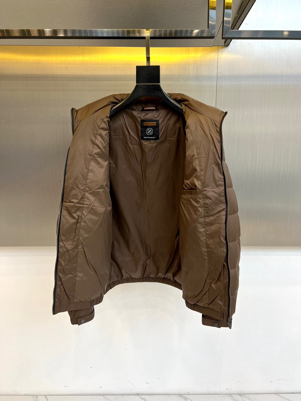 Zegna杰尼亚、2025秋冬男士羽绒服，以深邃棕色诠释经典与功能并存的高阶美学。款式采用利落的立领设计