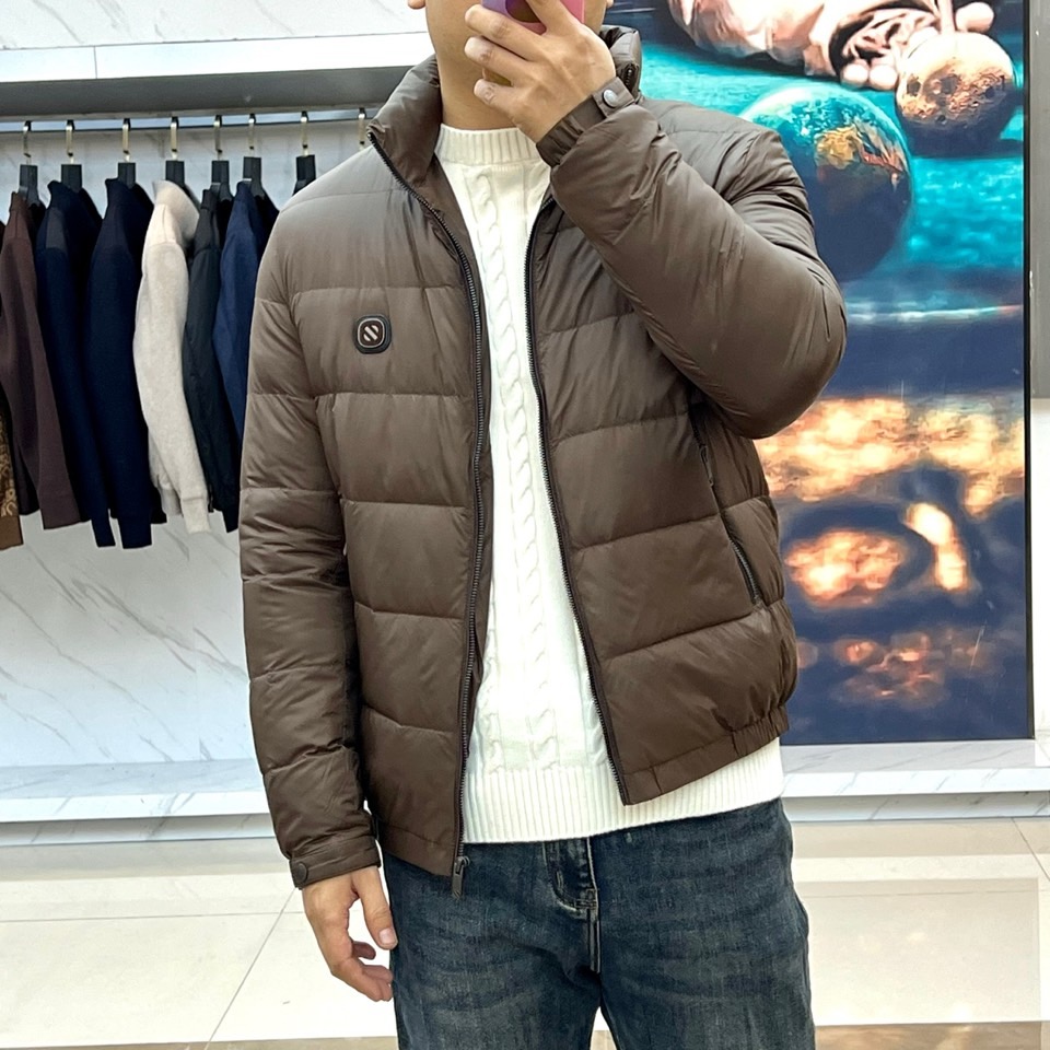 Zegna杰尼亚、2025秋冬男士羽绒服，以深邃棕色诠释经典与功能并存的高阶美学。款式采用利落的立领设计