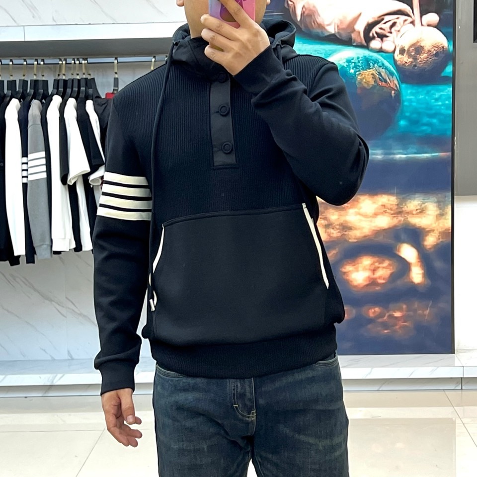 TB汤姆布朗尼、2025秋冬新品男士排扣连帽卫衣，简约设计蕴含高级质感，这件米白色卫衣注定成为你秋冬衣橱