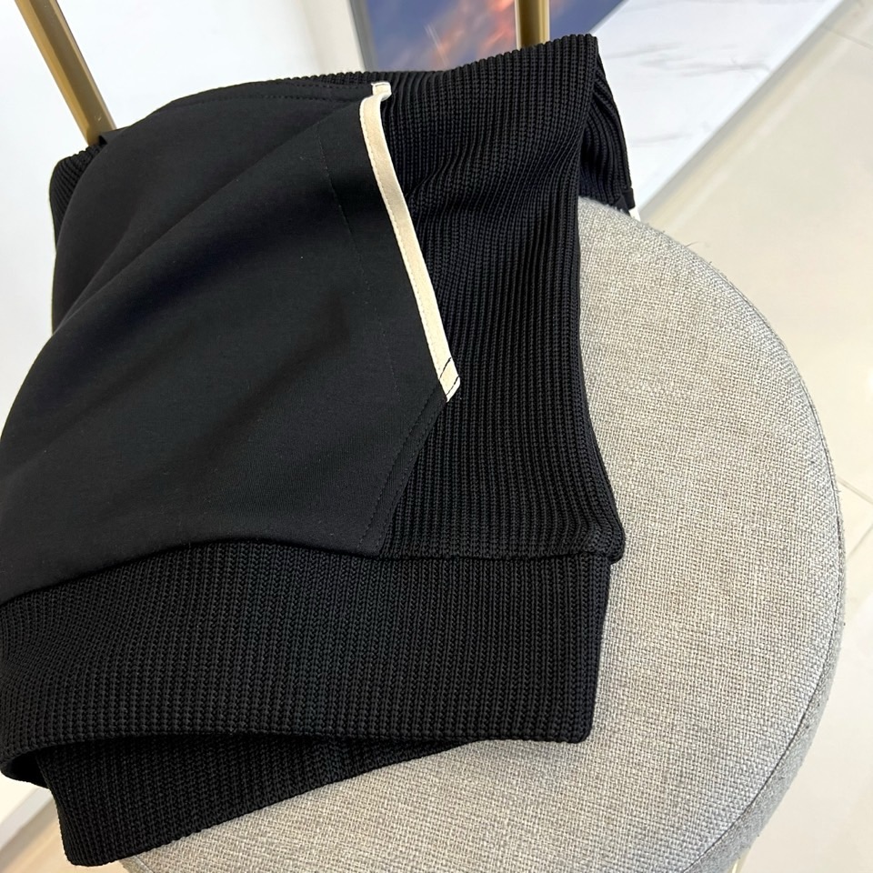 TB汤姆布朗尼、2025秋冬新品男士排扣连帽卫衣，简约设计蕴含高级质感，这件米白色卫衣注定成为你秋冬衣橱