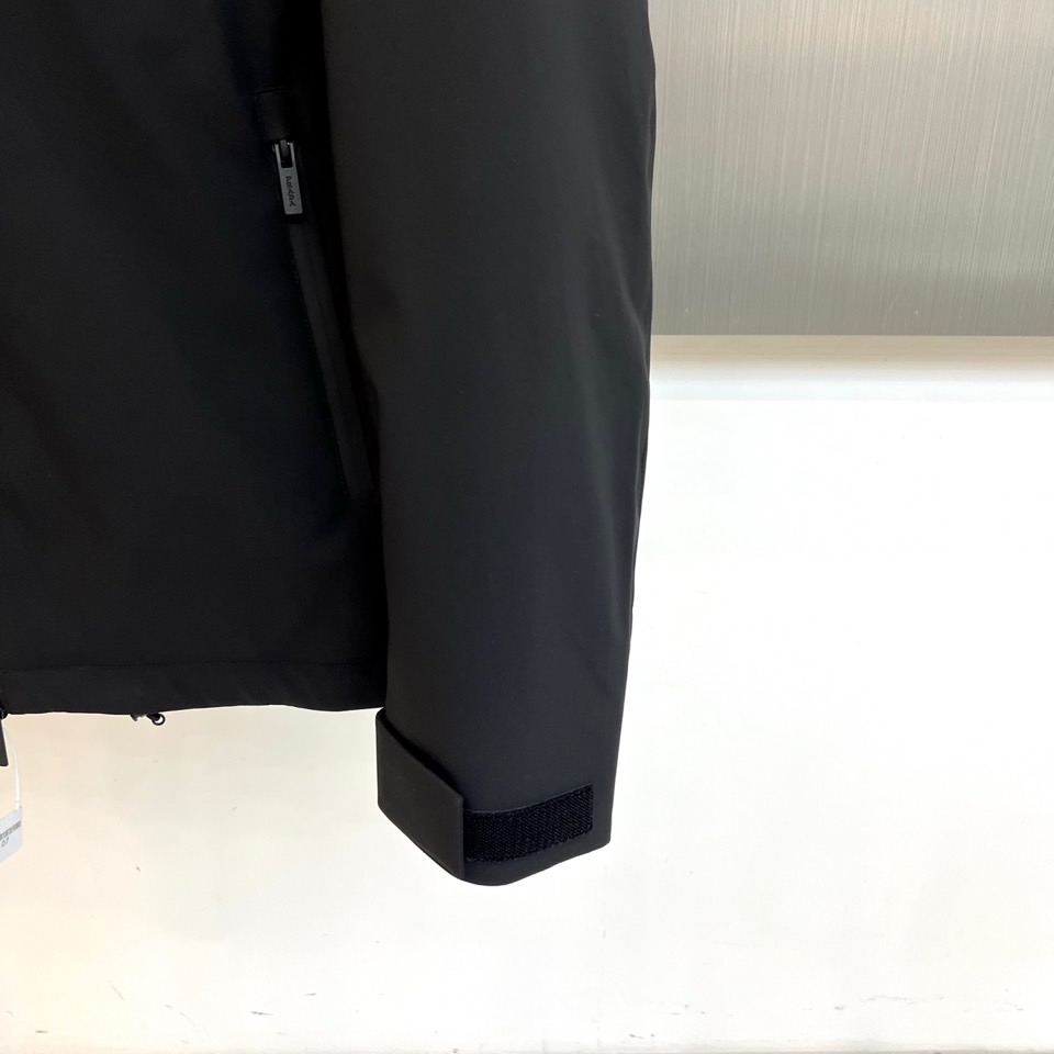 Prad普拉、2025秋冬黑色羽绒服，以品牌标志性设计语言重塑冬日型格。款式采用简约的连帽廓形，线条流畅