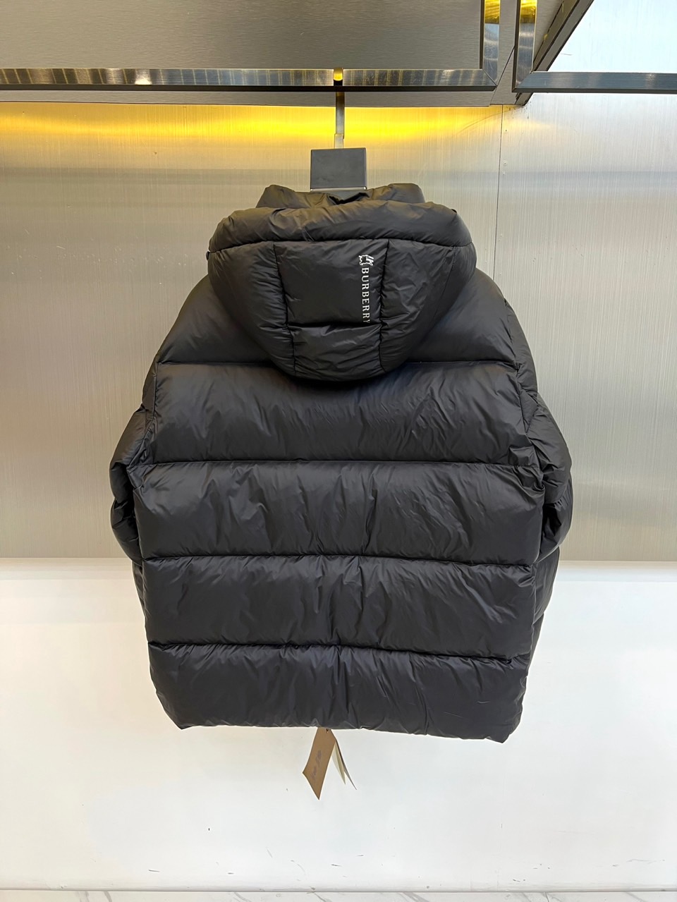 Bur巴宝莉、2025秋冬新款羽绒服，以经典黑色演绎永不过时的英伦风尚。款式采用利落的短款廓形，结合连帽