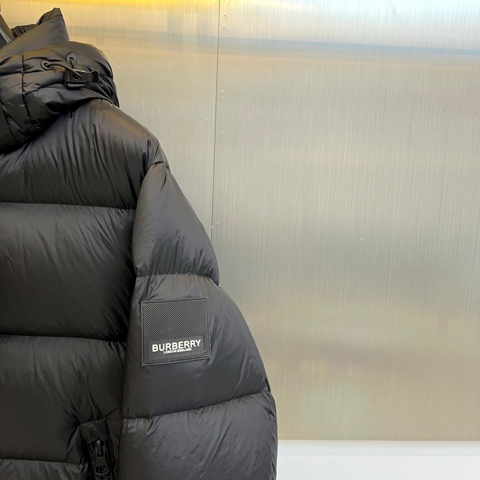 Bur巴宝莉、2025秋冬新款羽绒服，以经典黑色演绎永不过时的英伦风尚。款式采用利落的短款廓形，结合连帽
