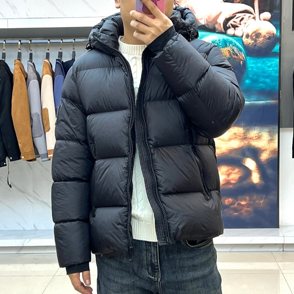 Bur巴宝莉、2025秋冬新款羽绒服，以经典黑色演绎永不过时的英伦风尚。款式采用利落的短款廓形，结合连帽