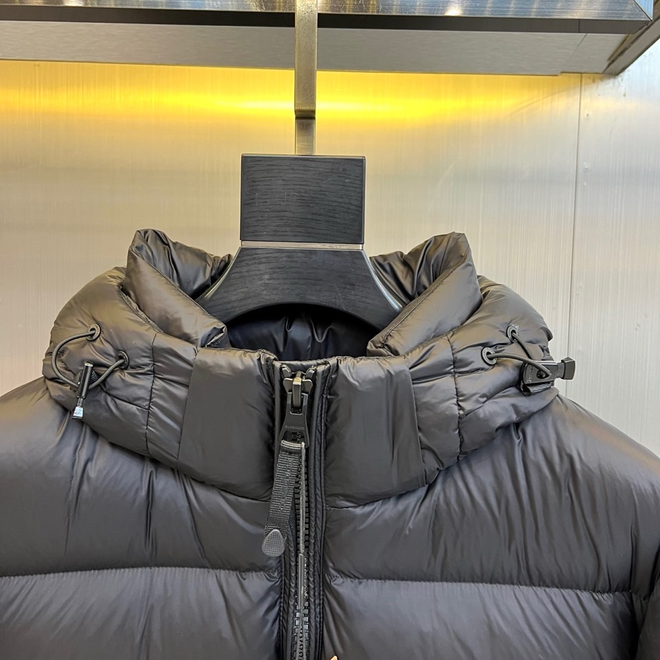 Bur巴宝莉、2025秋冬新款羽绒服，以经典黑色演绎永不过时的英伦风尚。款式采用利落的短款廓形，结合连帽