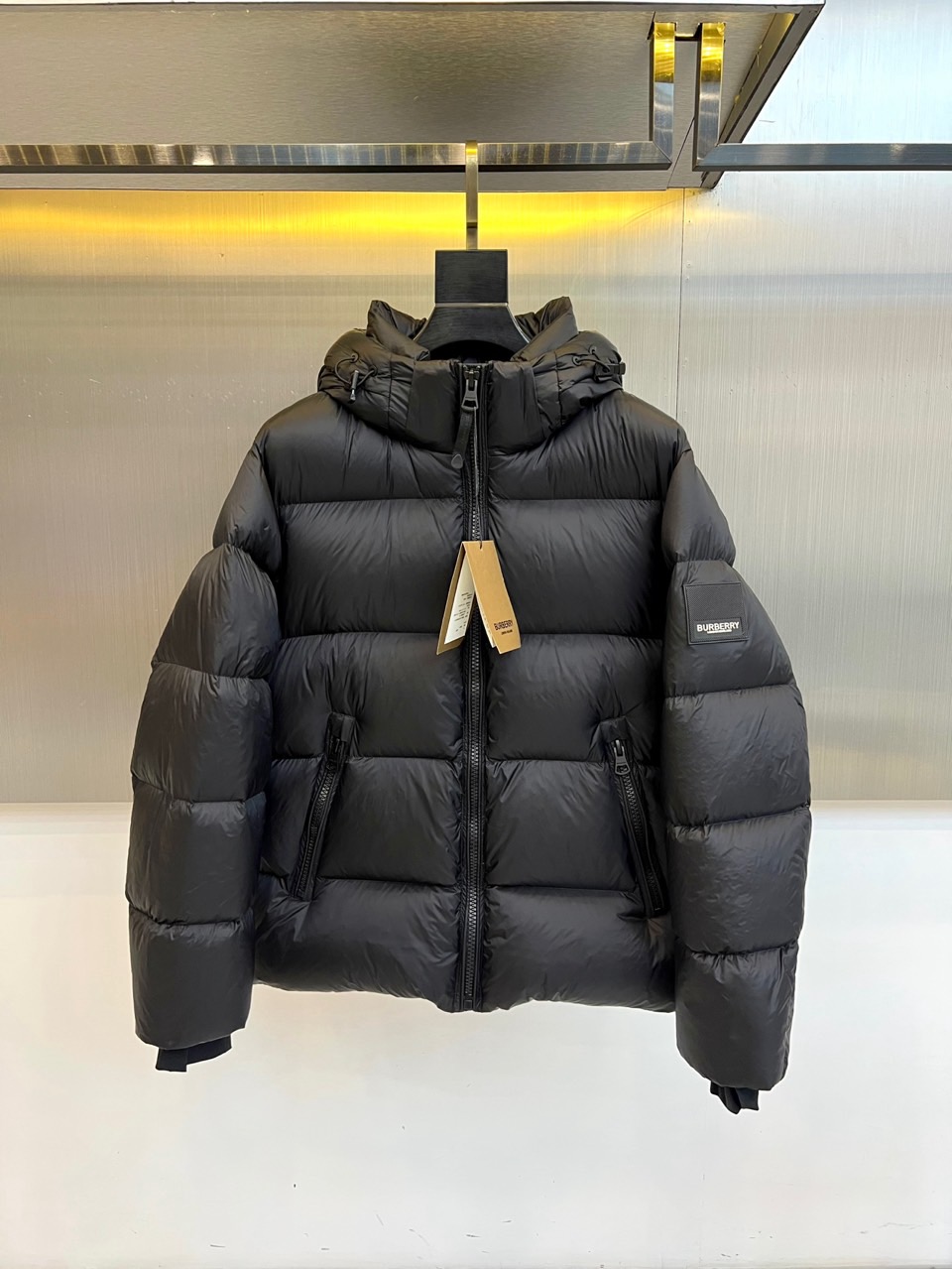 Bur巴宝莉、2025秋冬新款羽绒服，以经典黑色演绎永不过时的英伦风尚。款式采用利落的短款廓形，结合连帽