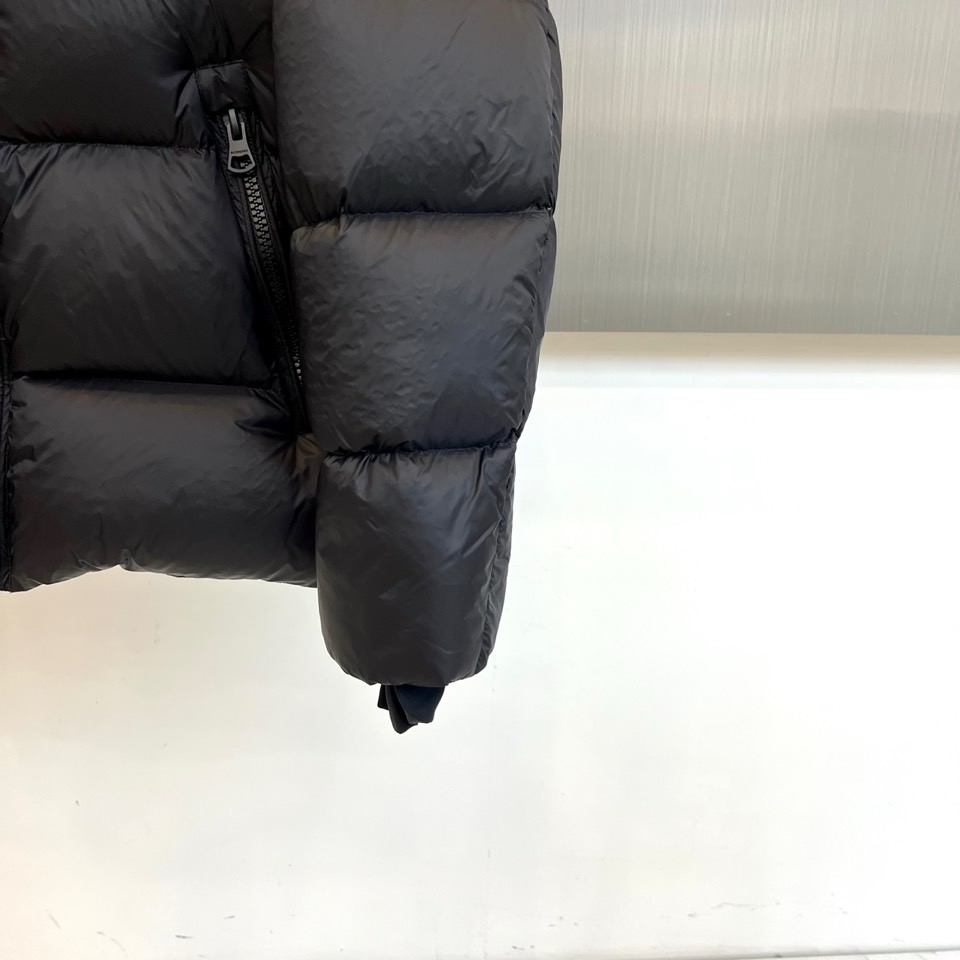 Bur巴宝莉、2025秋冬新款羽绒服，以经典黑色演绎永不过时的英伦风尚。款式采用利落的短款廓形，结合连帽