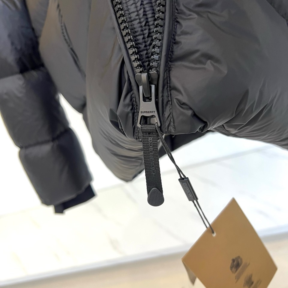 Bur巴宝莉、2025秋冬新款羽绒服，以经典黑色演绎永不过时的英伦风尚。款式采用利落的短款廓形，结合连帽