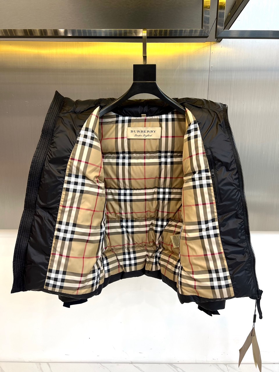 Bur巴宝莉、2025秋冬新款羽绒服，以经典黑色演绎永不过时的英伦风尚。款式采用利落的短款廓形，结合连帽