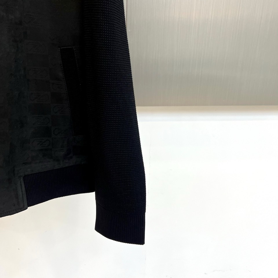 Zegna杰尼亚、2025秋冬男士夹克，以经典与现代的碰撞诠释意式型格。款式采用标志性翻领设计，利落有型