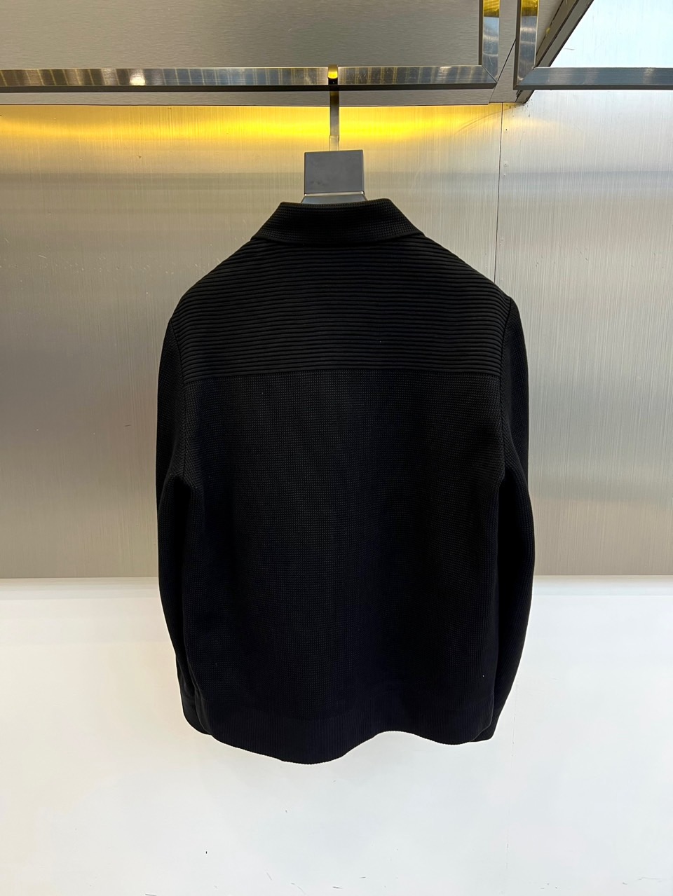 Zegna杰尼亚、2025秋冬男士夹克，以经典与现代的碰撞诠释意式型格。款式采用标志性翻领设计，利落有型