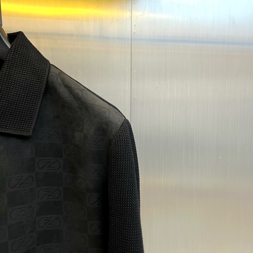 Zegna杰尼亚、2025秋冬男士夹克，以经典与现代的碰撞诠释意式型格。款式采用标志性翻领设计，利落有型